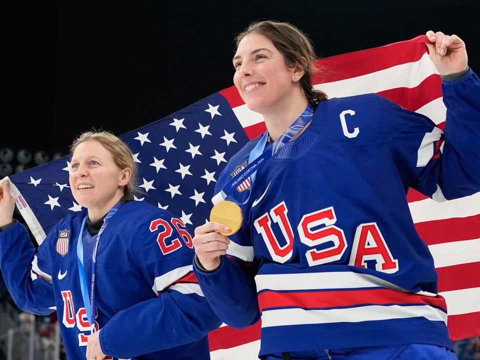Hilary Knightová (vpravo) oslavuje získ zlatej medaily na ZOH 2026