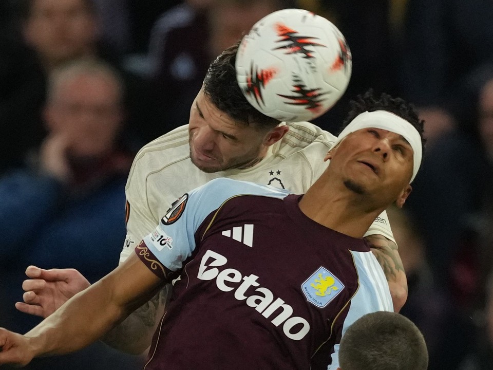 Futbalista Aston Villy Ollie Watkins (uprostred) s obviazanou hlavou.