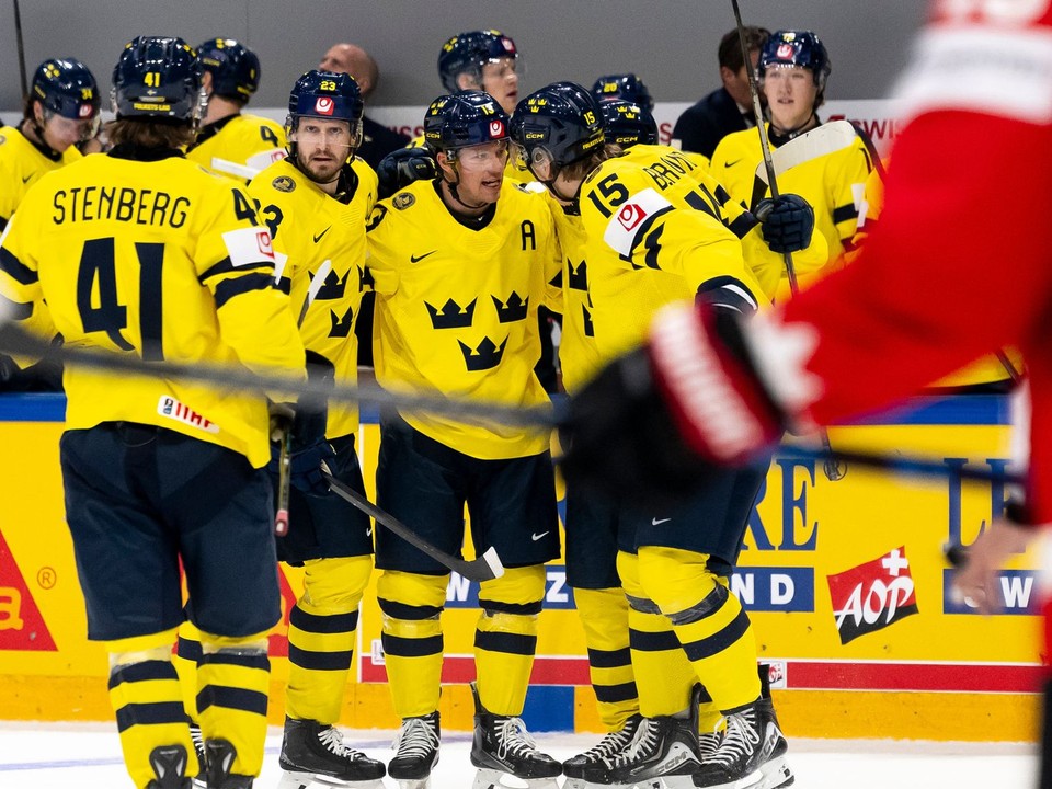 Hokejisti Švédska sa tešia z gólu na MS v hokeji 2026