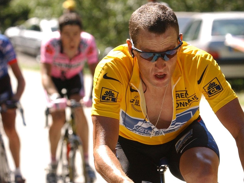 Americký cyklista Lance Armstrong v žltom drese počas Tour de France 2002. 