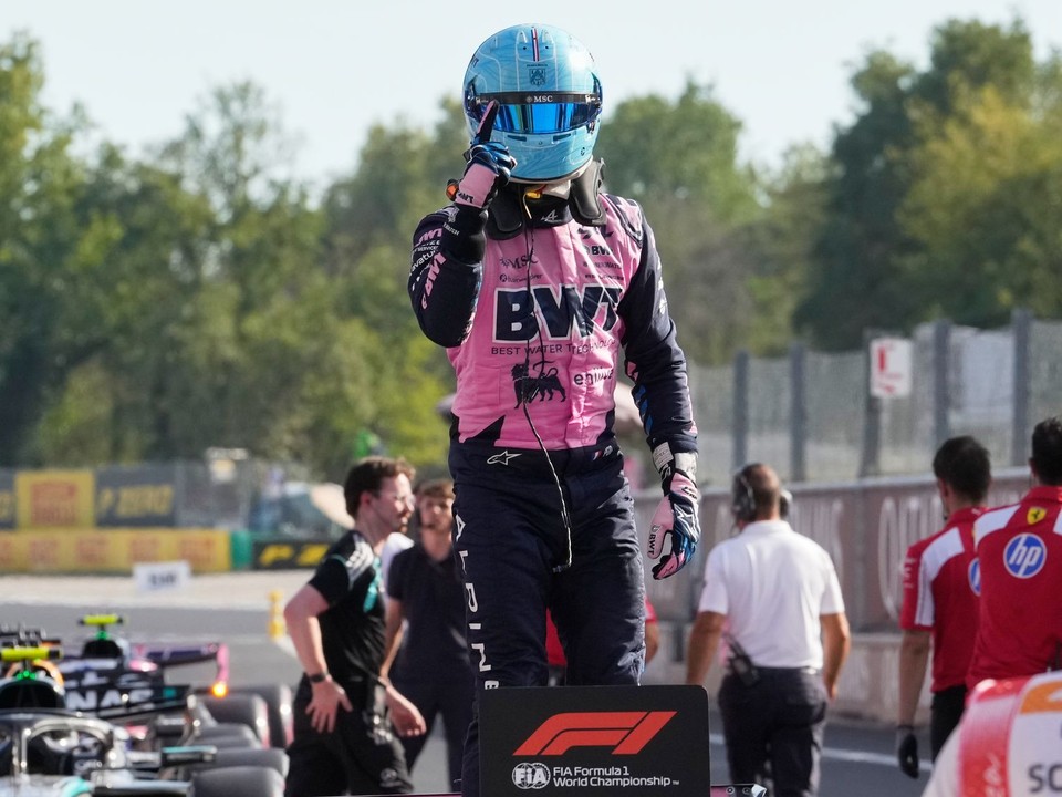 Francúzsky pretekár F1 Pierre Gasly zo stajne Alpine sa teší po víťazstve v kvalifikácii na nedeľnú Veľkú cenu Talianska na okruhu v Monze.