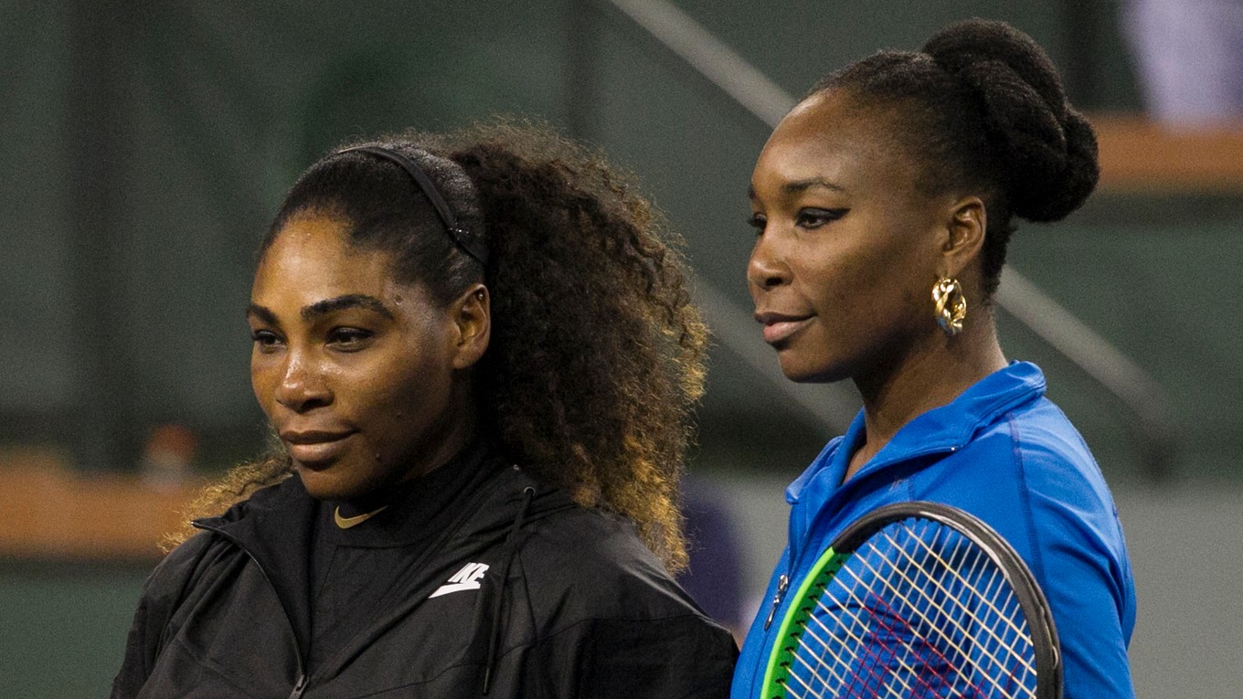 Venus (vpravo) a Serena Williamsové.