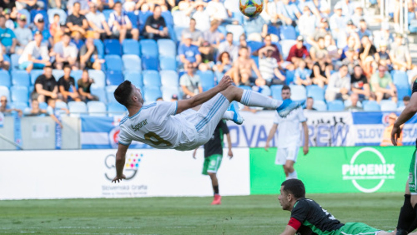 Andraž Šporar v šanci počas zápasu Slovana Bratislava proti KF Feronikeli v 2. predkole Európskej ligy.