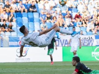 Andraž Šporar v šanci počas zápasu Slovana Bratislava proti KF Feronikeli v 2. predkole Európskej ligy.