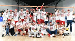 Volejbalisti Komárna oslavujú zisk titulu