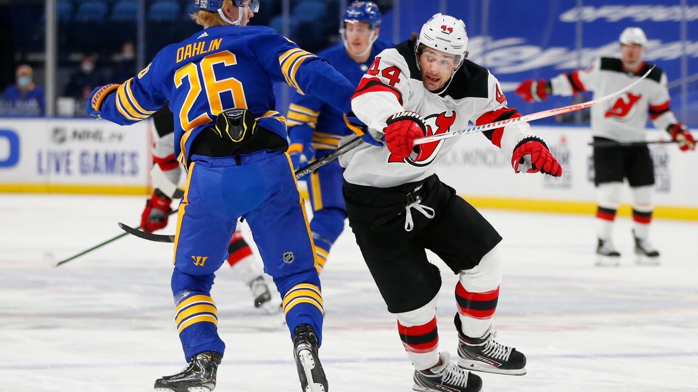 Miles Wood (vpravo) sa dohodol na pokračovaní v tíme New Jersey Devils. 