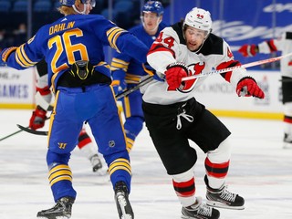 Miles Wood (vpravo) sa dohodol na pokračovaní v tíme New Jersey Devils. 