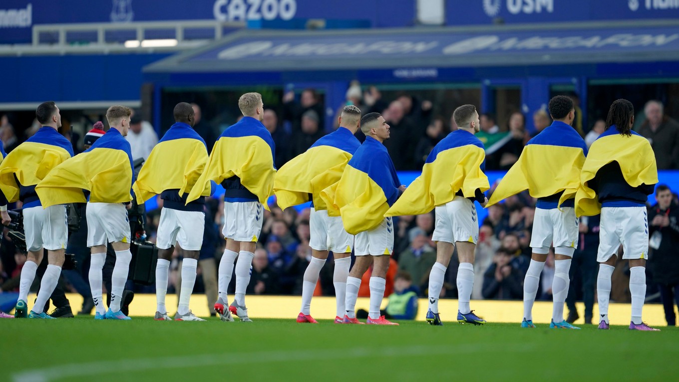 Futbalisti FC Everton vyjadrili pred zápasom podporu Ukrajine.