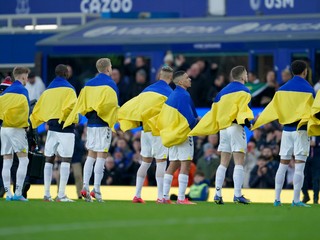 Futbalisti FC Everton vyjadrili pred zápasom podporu Ukrajine.
