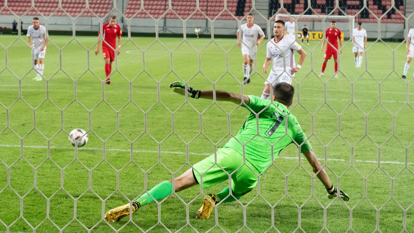 Adam Brenkus (Ružomberok) strieľa druhý gól penalty v zápase 2. kola Fortuna ligy proti Seredi.