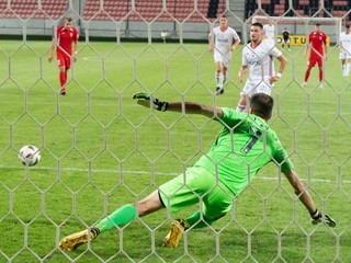 Adam Brenkus (Ružomberok) strieľa druhý gól penalty v zápase 2. kola Fortuna ligy proti Seredi.