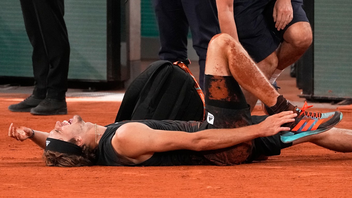 Alexander Zverev mal na Roland Garros 2022 hrozivý pád.