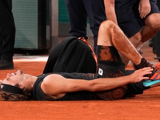 Alexander Zverev mal na Roland Garros 2022 hrozivý pád.