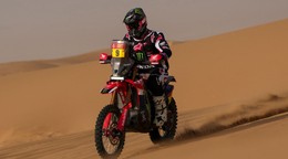 Americký motocyklista Ricky Brabec počas 12. etapy Rely Dakar.