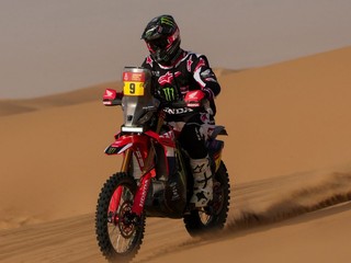 Americký motocyklista Ricky Brabec počas 12. etapy Rely Dakar.