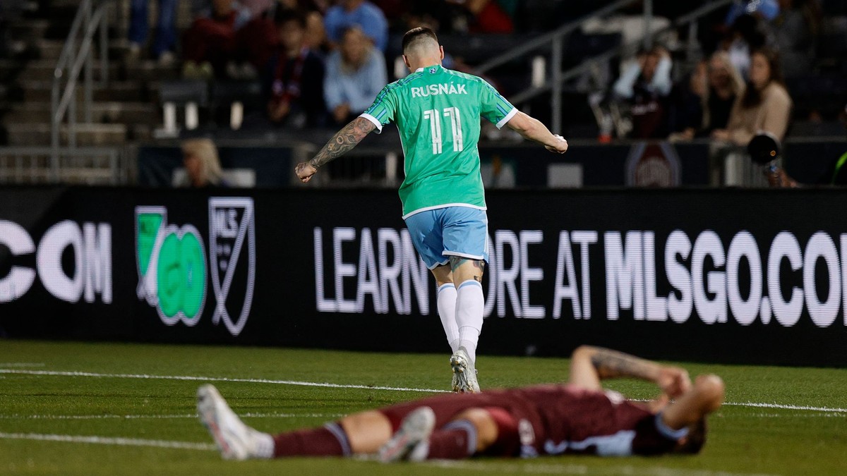 Albert Rusnák ml. strieľa gól v MLS vo farbách Seattle Sounders.