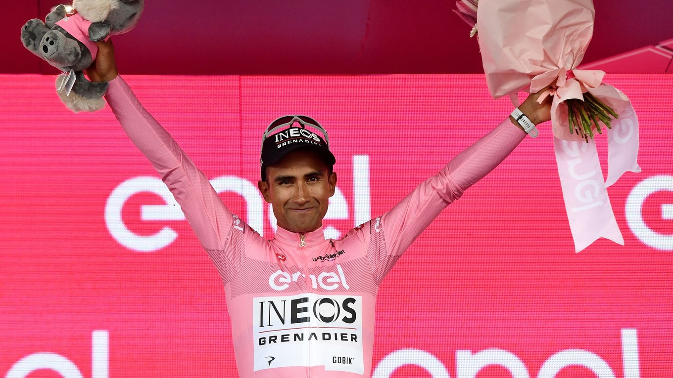 Jhonatan Narváez v ružovom drese lídra Giro d'Italia 2024.