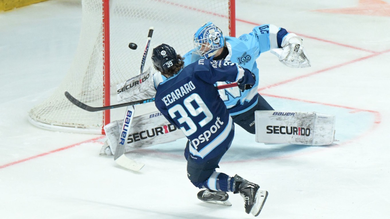 Brankár Jasper Patrikainen (Nitra), ktorého prekonáva Liam Pecararo (Slovan)