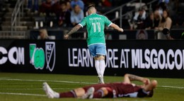 Albert Rusnák ml. strieľa gól v MLS vo farbách Seattle Sounders.