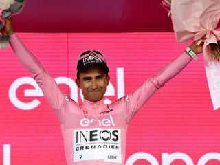 Jhonatan Narváez v ružovom drese lídra Giro d'Italia 2024.