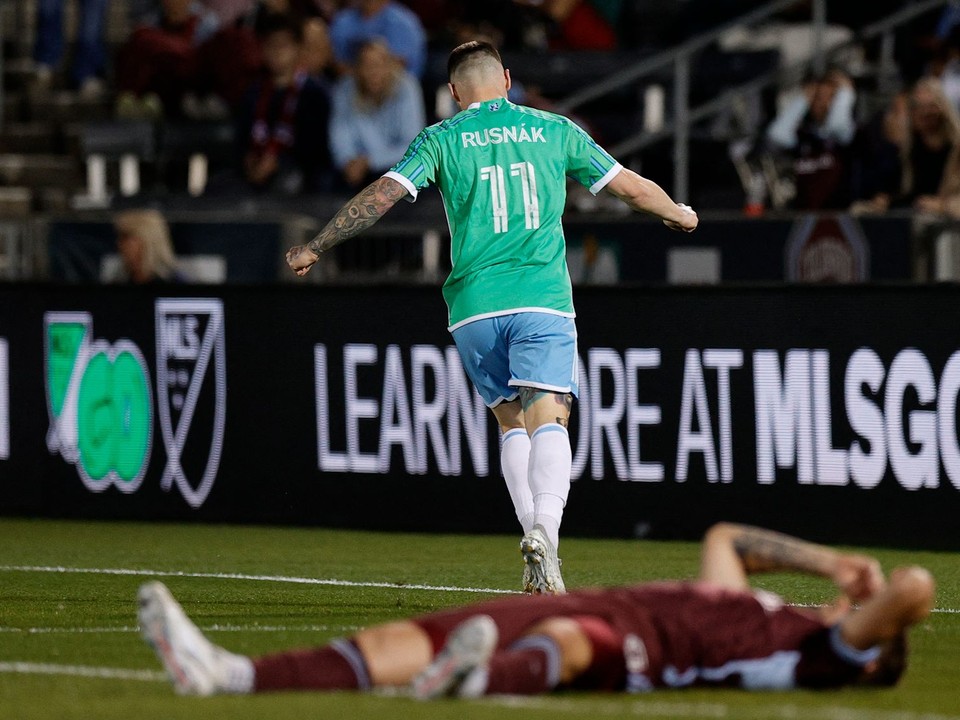 Albert Rusnák ml. strieľa gól v MLS vo farbách Seattle Sounders.