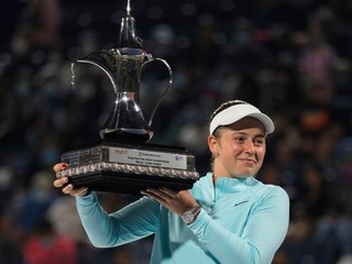 Jelena Ostapenková s trofejou pre víťazku turnaja.