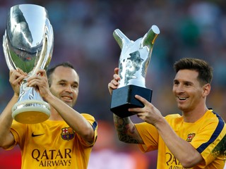 Andrés Iniesta (vľavo) a Lionel Messi spoločne v drese FC Barcelona.