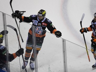 Hokejisti HC Košice sa tešia po strelenom góle.
