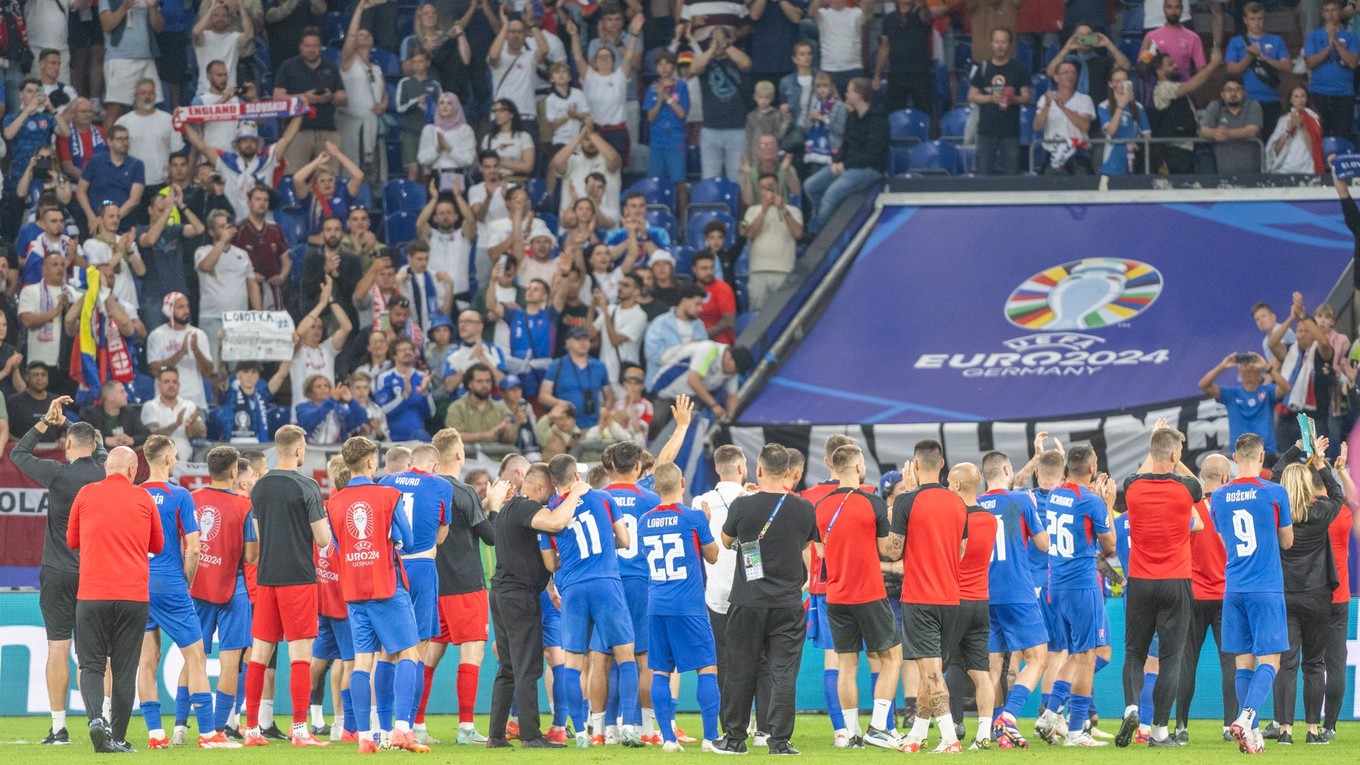 Slovenskí futbalisti ďakujú fanúšikom po osemfinálovom zápase Anglicko - Slovensko na EURO 2024.

