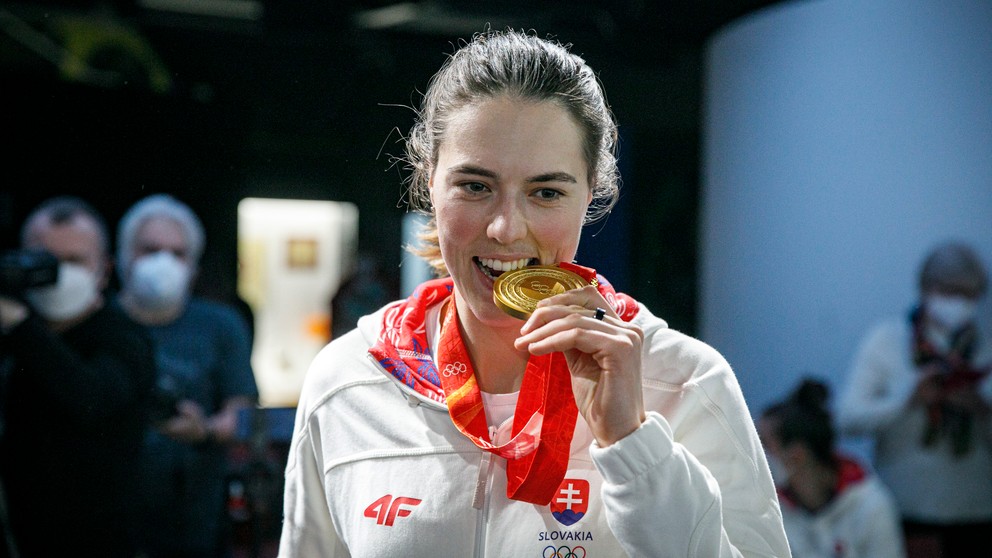 Petra Vlhová so zlatou medailou zo slalomu na ZOH 2022.