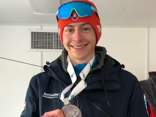 Slovenský biatlonista Jakub Borguľa so striebornou medailou z MSJaK 2022. 