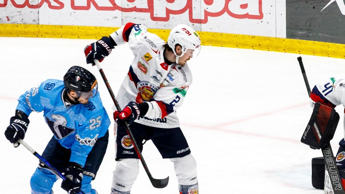 Zľava Radovan Puliš (Slovan), Carter Robertson (Zvolen).