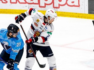 Zľava Radovan Puliš (Slovan), Carter Robertson (Zvolen).