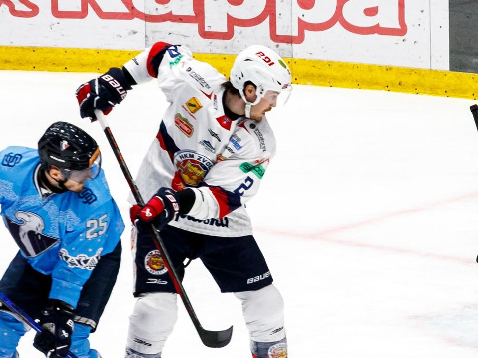 Zľava Radovan Puliš (Slovan), Carter Robertson (Zvolen).