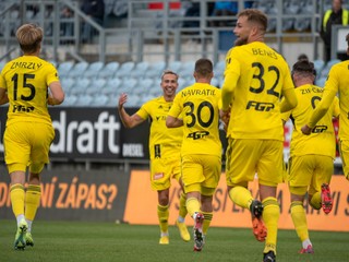 Denis Ventúra (vzadu) sa so spoluhráčmi z SK Sigma Olomouc teší po strelenom góle.