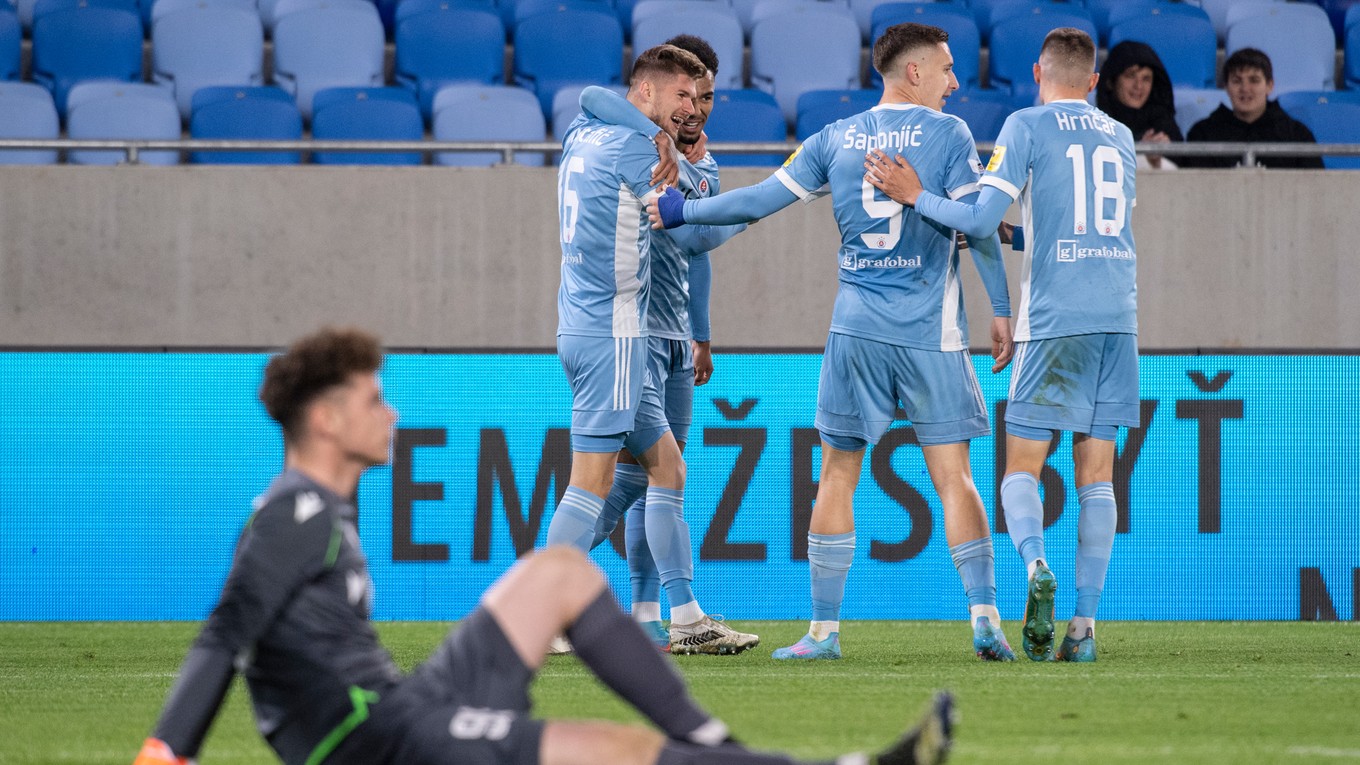 Futbalisti Slovana Bratislava a brankár Trenčína Michal Kukučka.