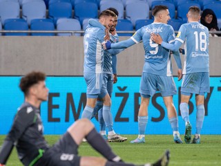 Futbalisti Slovana Bratislava a brankár Trenčína Michal Kukučka.