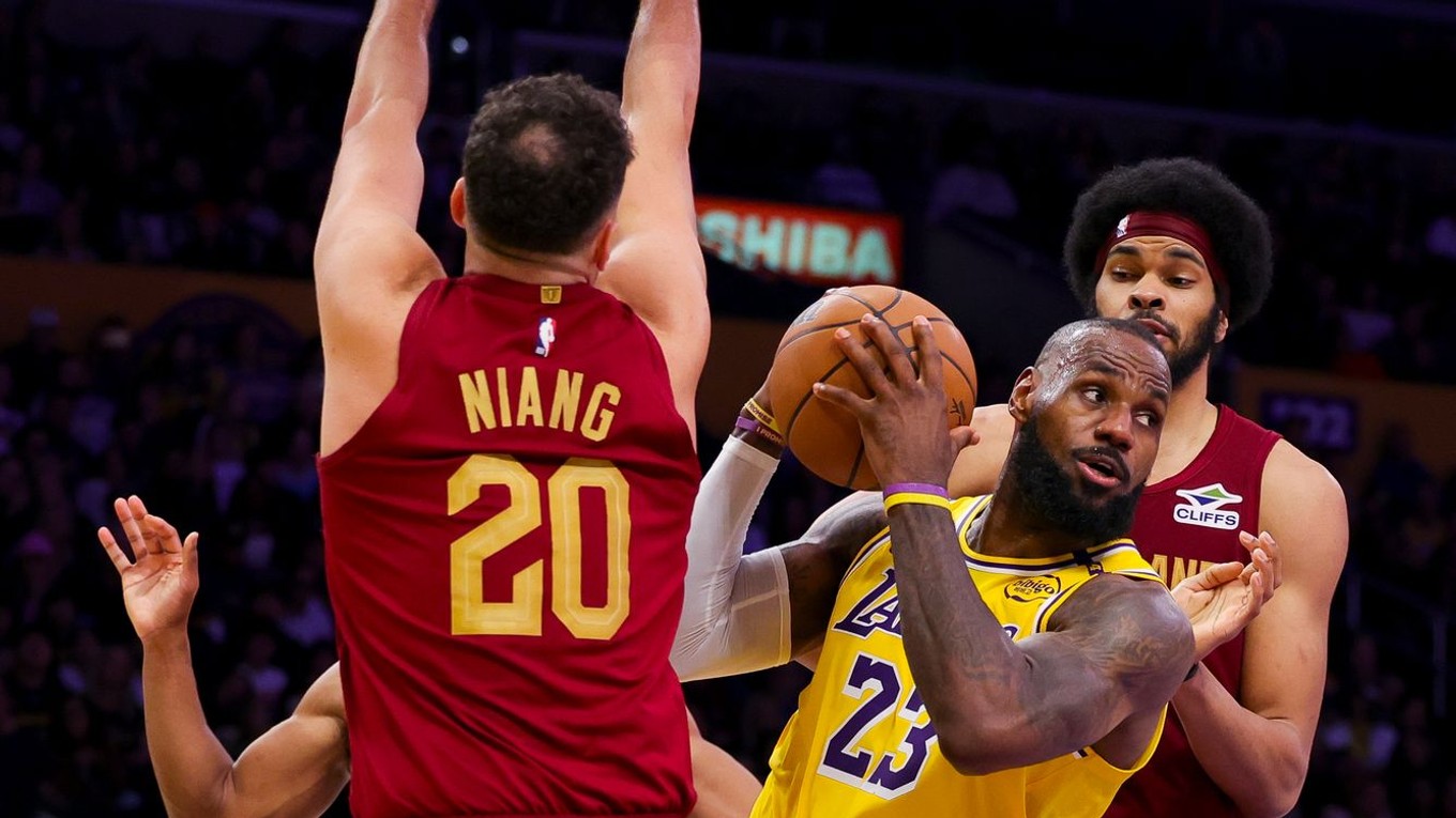 LeBron James (v strede), Georges Niang a Jarrett Allen v zápase NBA Los Angeles Lakers - Cleveland Cavaliers.