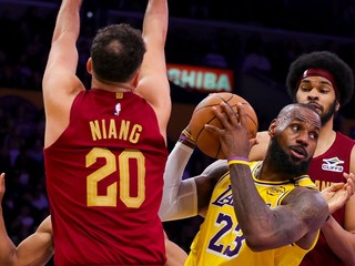 LeBron James (v strede), Georges Niang a Jarrett Allen v zápase NBA Los Angeles Lakers - Cleveland Cavaliers.