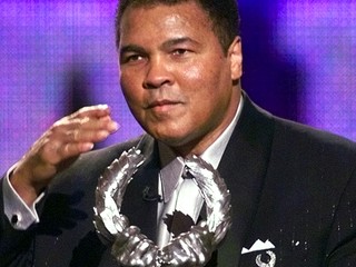 Muhammad Ali s cenou pre najlepšieho športovca 20. storočia.