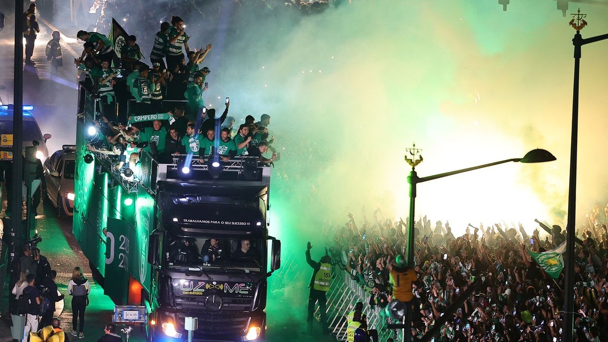 Hráči Sportingu Lisabon oslavujú titul s fanúšikmi