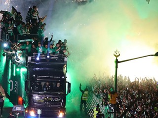 Hráči Sportingu Lisabon oslavujú titul s fanúšikmi