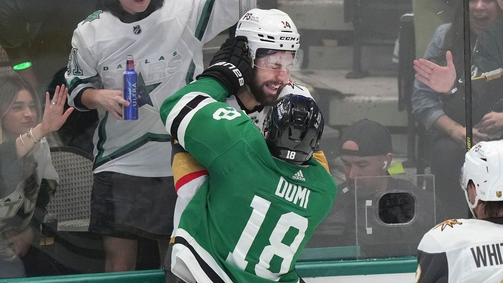 Max Domi a Nick Hague pri mantineli.