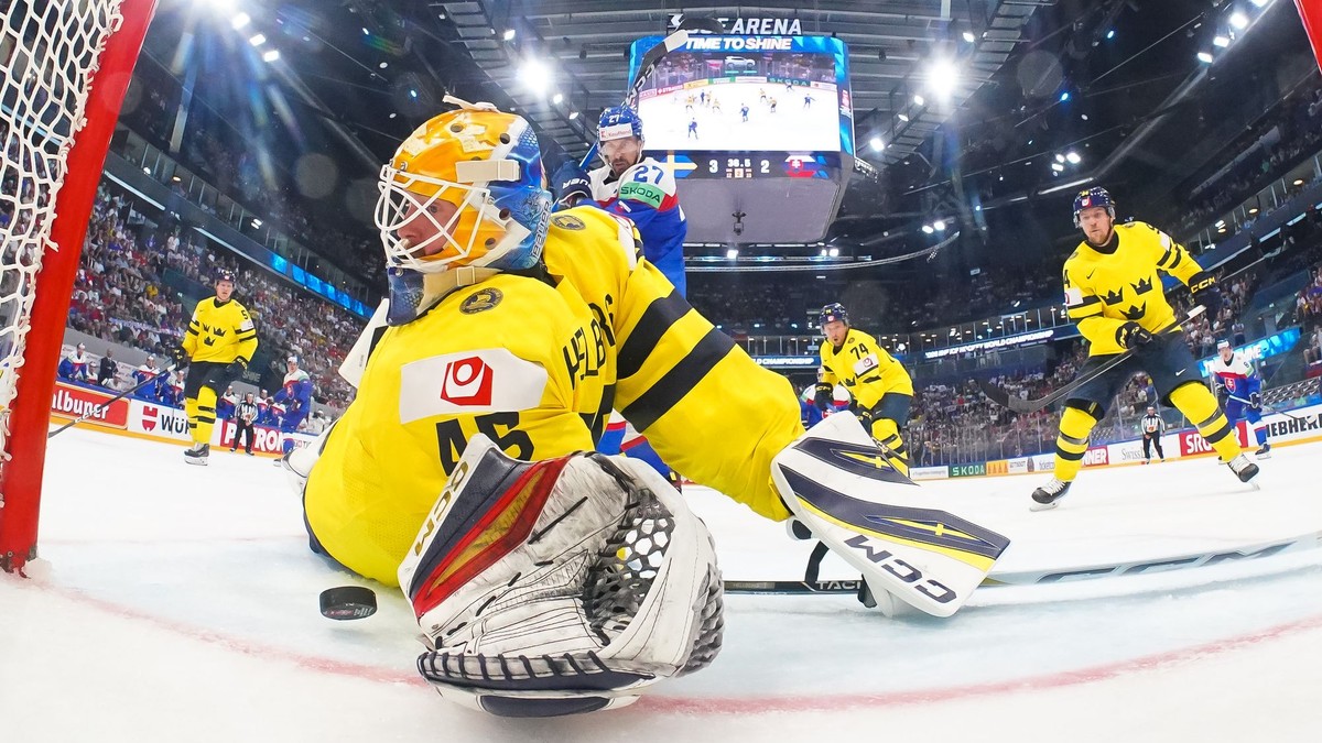 Magnus Hellberg chytá puk v zápase Slovensko - Švédsko.