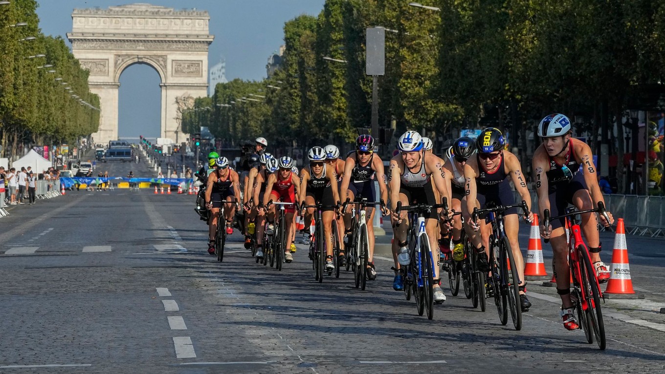 Triatlonisti počas cyklistickej časti na Champs Elysee.