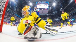 Magnus Hellberg chytá puk v zápase Slovensko - Švédsko. 