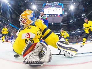 Magnus Hellberg chytá puk v zápase Slovensko - Švédsko. 