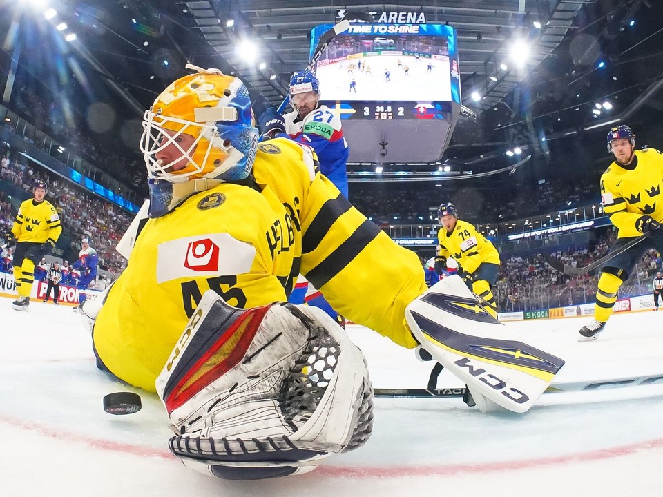 Magnus Hellberg chytá puk v zápase Slovensko - Švédsko.