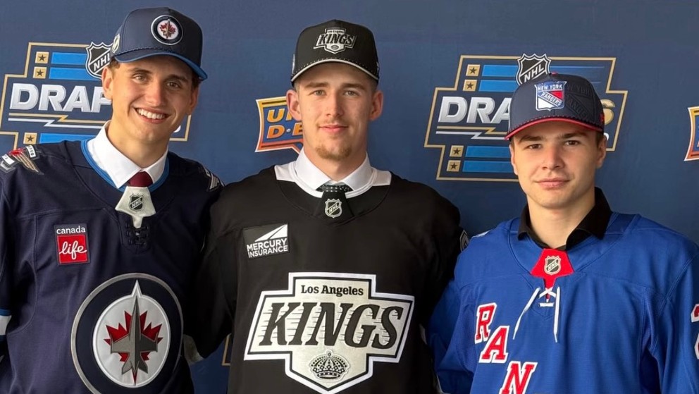 Samuel Hrenák, Adam Goljer a Tomáš Chrenko počas draftu NHL 2026.