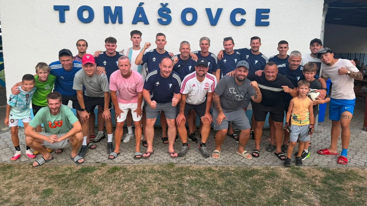 Mužstvo Tomášoviec po víťaznom zápase s Jesenským.